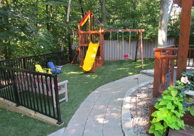 PT-WALL-ALUMINUM-FENCE-ARTIFICIAL-GRASS-960x750-1